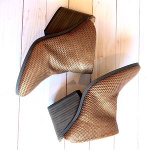 NWOT Lucky Brand Larsson Mules